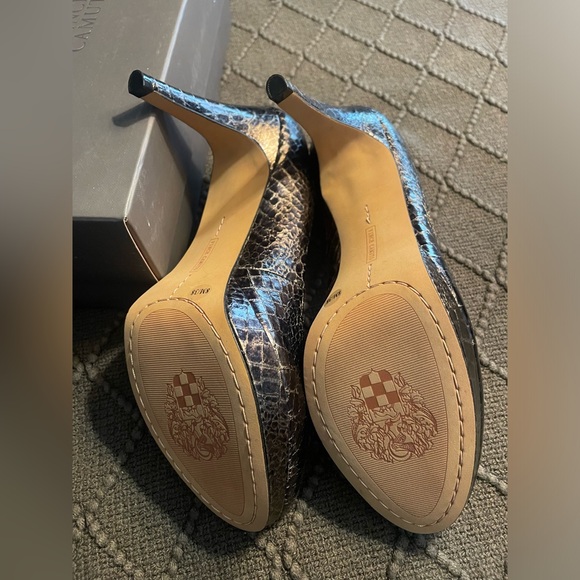 (NWT) VINCE CAMUTO Pewter faux Snakeskin Heels - Picture 2 of 2